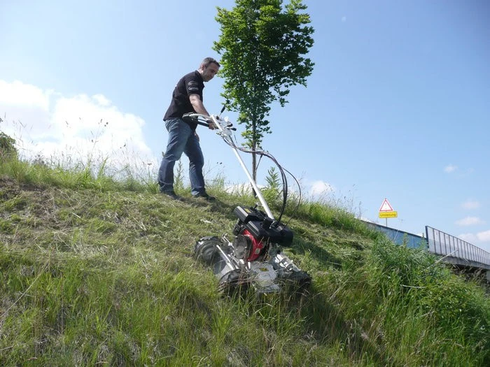 Rasaerba da pendenza Orec Spider Mower SP1000 - trazione 4X4 manubrio regolabile e telescopico