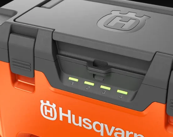 Husqvarna 40-C1000X4 Caricabatterie Multi Charger ad alta potenza per 4 batterie insieme Husqvarna BLi-X da 36 V da 600W a 1000W senza batterie incluse