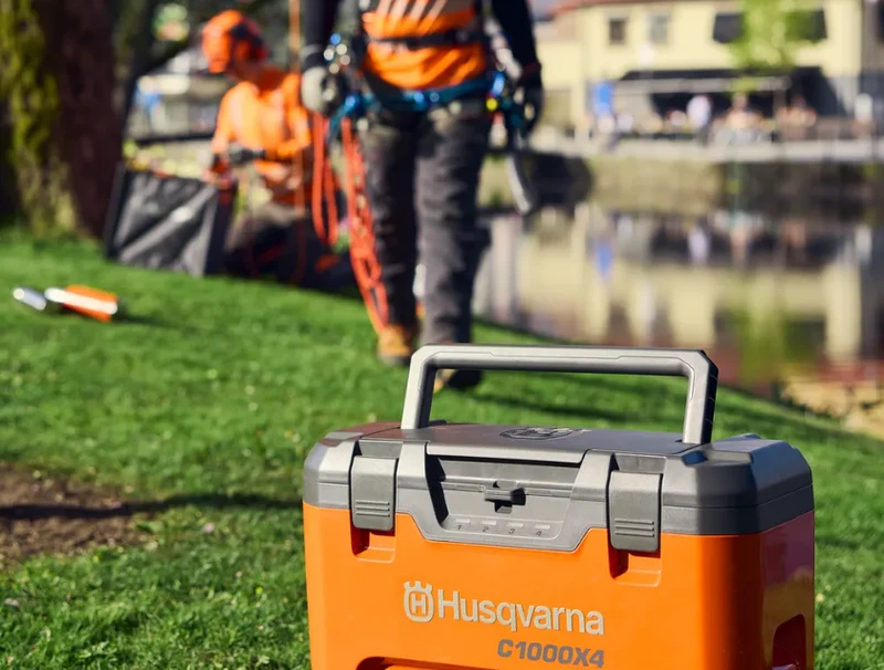 Husqvarna 40-C1000X4 Caricabatterie Multi Charger ad alta potenza per 4 batterie insieme Husqvarna BLi-X da 36 V da 600W a 1000W senza batterie incluse