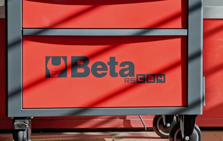 Beta 2400 RSC246-VEM Cassettiera con 81 utensili per la manutenzione dei veicoli ibridi ed elettrici , per elettricisti e elettrotecnici di alto livello