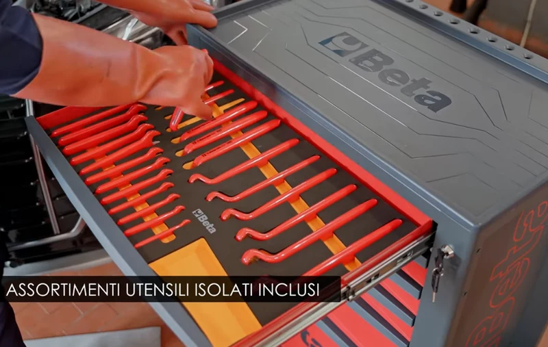 Beta 2400 RSC246-VEM Cassettiera con 81 utensili per la manutenzione dei veicoli ibridi ed elettrici , per elettricisti e elettrotecnici di alto livello