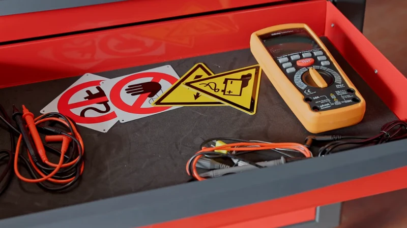 Beta 2400 RSC246-VEM Cassettiera con 81 utensili per la manutenzione dei veicoli ibridi ed elettrici , per elettricisti e elettrotecnici di alto livello