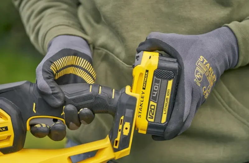 Stanley SFMCHT655M1-QW - Tagliasiepi a batteria 18 V 55 cm, 1 batteria 4,0 Ah