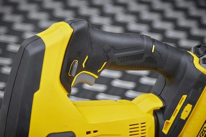 Stanley SFMCS600M2K-QW - Seghetto alternativo a batteria 18V, 2x batterie da 4,0 Ah Li-Ion - valigetta