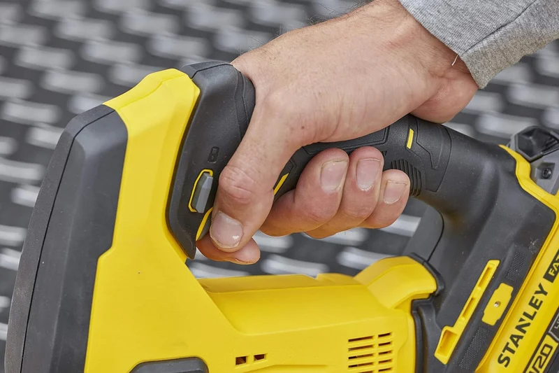 Stanley SFMCS600M2K-QW - Seghetto alternativo a batteria 18V, 2x batterie da 4,0 Ah Li-Ion - valigetta