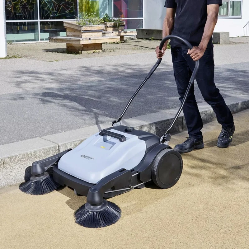 Nilfisk SW 250 920 - Spazzatrice manuale a doppia spazzola - lavoro spazzole 92 cm