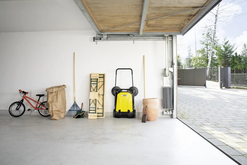 Karcher S4 Twin - Spazzatrice manuale a spinta, larghezza di spazzatura di 680 mm
