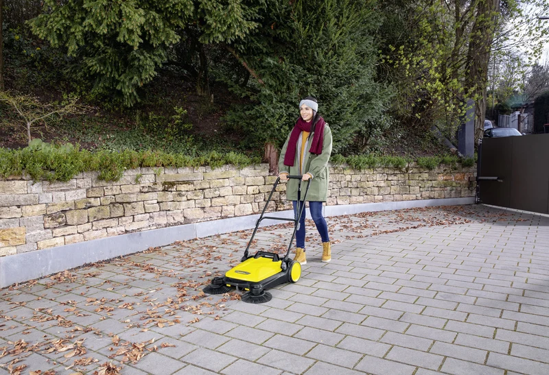 Karcher S4 Twin - Spazzatrice manuale a spinta, larghezza di spazzatura di 680 mm