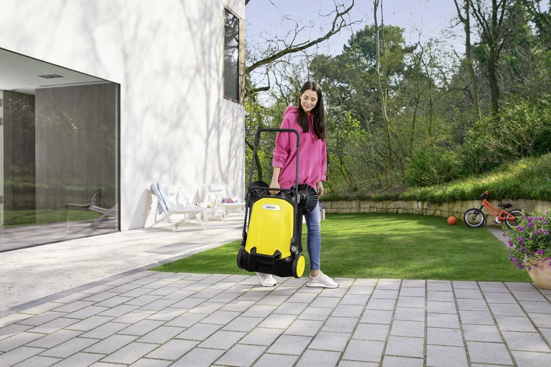 Karcher S4 Twin - Spazzatrice manuale a spinta, larghezza di spazzatura di 680 mm