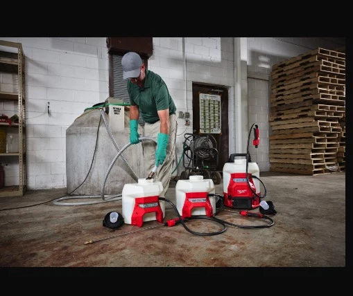Milwaukee M18 BBPFP2-301 - Pompa irroratrice a batteria 18V SWITCH TANK - 1 batteria da 3Ah High Output