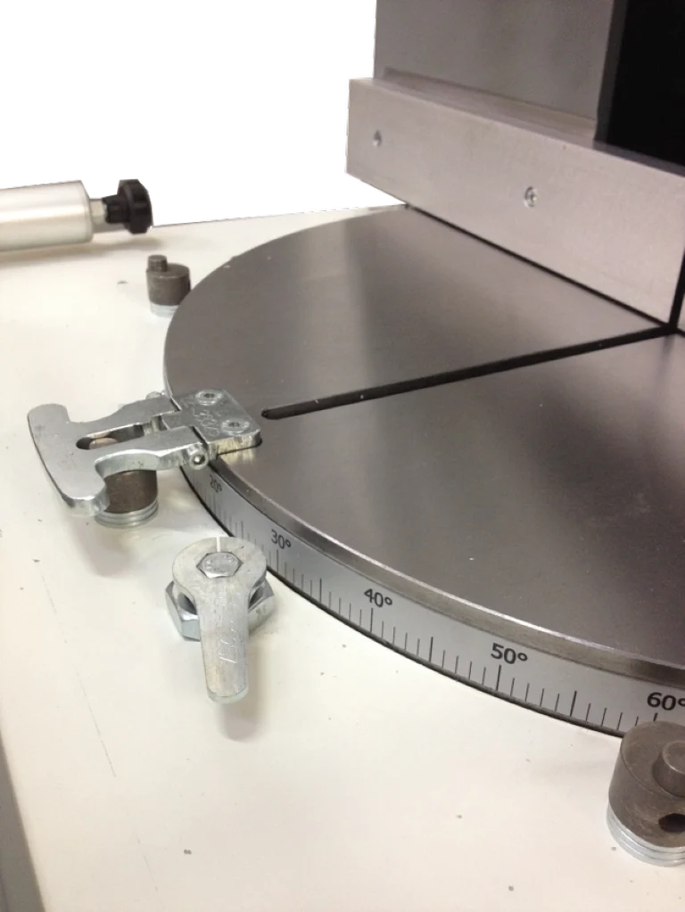 Robtech LUNA450 - Troncatrice monotesta ascendente, per profilati ed estrusi in alluminio, PVC e leghe leggere.