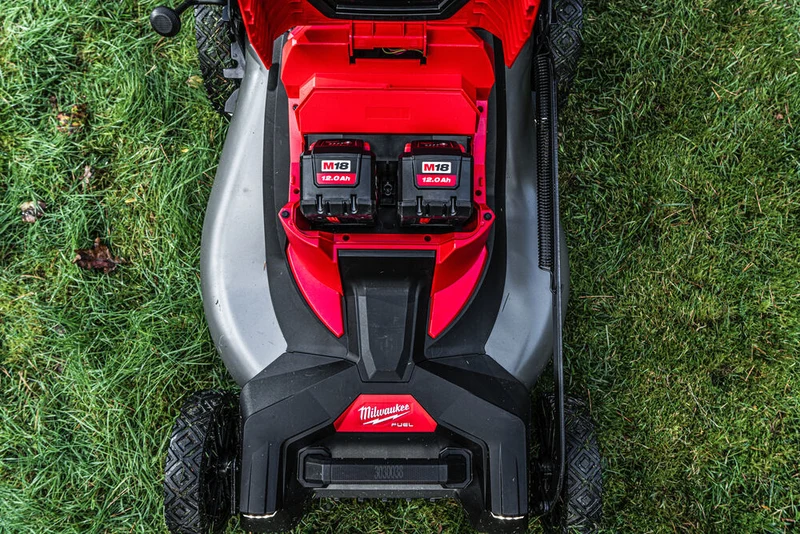 Milwaukee M18 F2LM53-122 - Tosaerba rasaerba semovente 3 in 1 a doppia batteria, taglio 53 cm