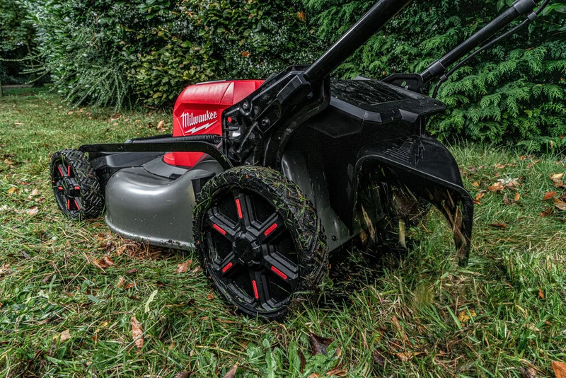 Milwaukee M18 F2LM53-122 - Tosaerba rasaerba semovente 3 in 1 a doppia batteria, taglio 53 cm