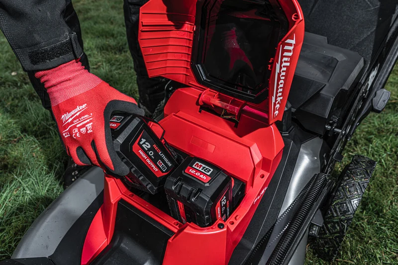 Milwaukee M18 F2LM53-122 - Tosaerba rasaerba semovente 3 in 1 a doppia batteria, taglio 53 cm