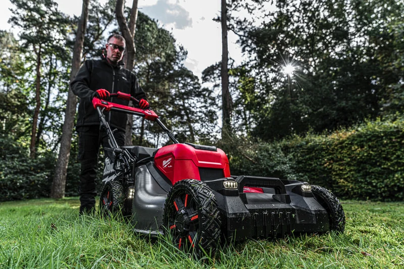 Milwaukee M18 F2LM53-122 - Tosaerba rasaerba semovente 3 in 1 a doppia batteria, taglio 53 cm