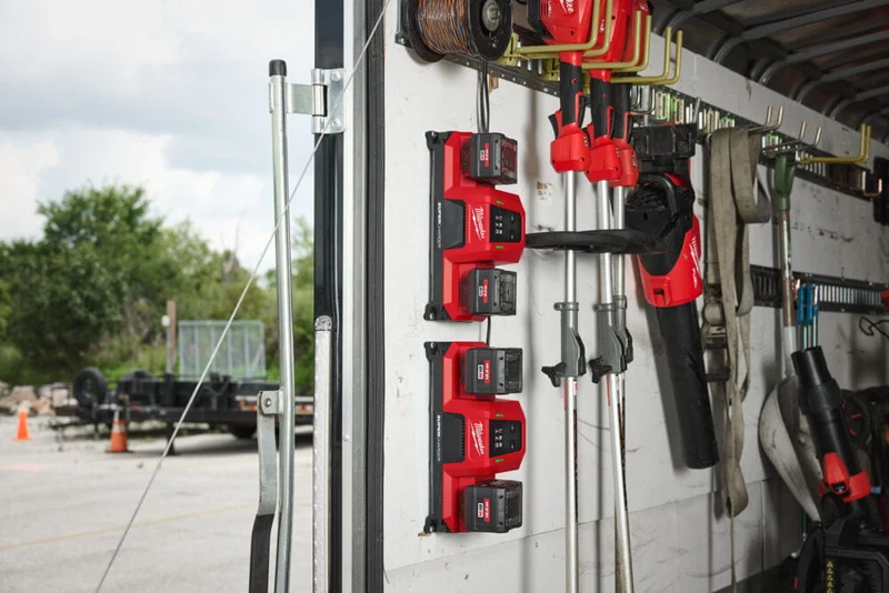 Milwaukee M18 MDBSC - Caricabatterie M18 simultaneo super rapido per veicoli