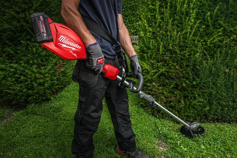 Milwaukee M18 FOPHLTKIT2-0 - Multiutensile da giardino QUIK-LOK FUEL con decespugliatore a filo - solo corpo