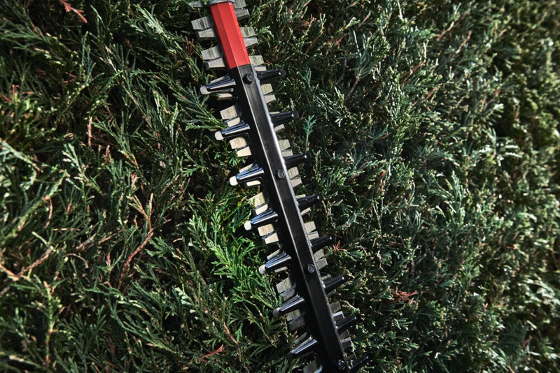 Milwaukee M18 FHET60-802 - Tagliasiepi a batteria 18V 60 cm con lama bilaterale - 2 x 8Ah
