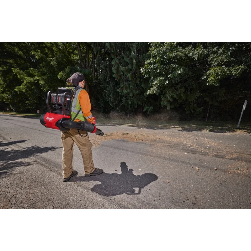 Milwaukee M18 F2BPB-124 - Soffiatore soffiafoglie spalleggiato a doppia batteria con 4 x 18V 12Ah Forge