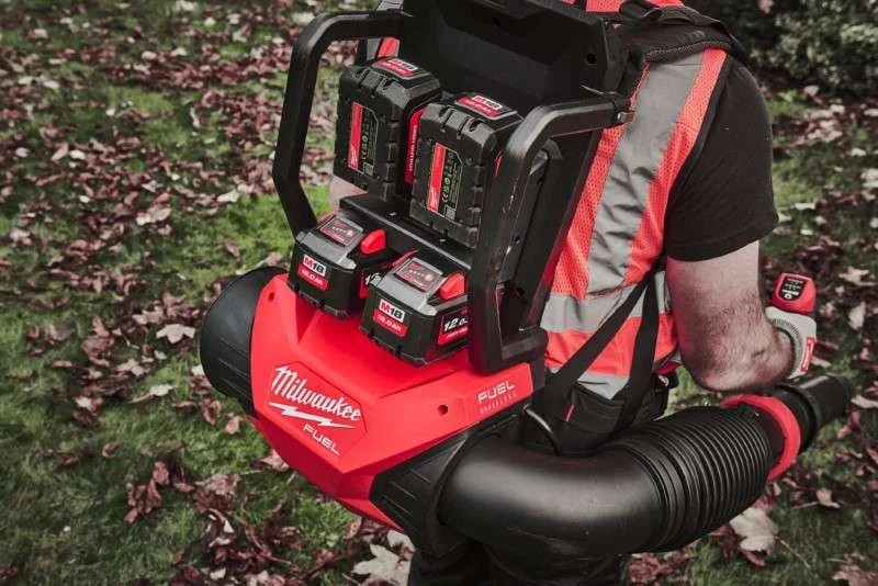 Milwaukee M18 F2BPB-0 - Soffiatore soffiafoglie spalleggiato a doppia batteria 2 x 18V - solo corpo