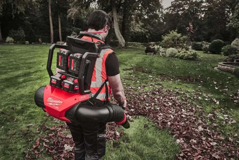 Milwaukee M18 F2BPB-0 - Soffiatore soffiafoglie spalleggiato a doppia batteria 2 x 18V - solo corpo