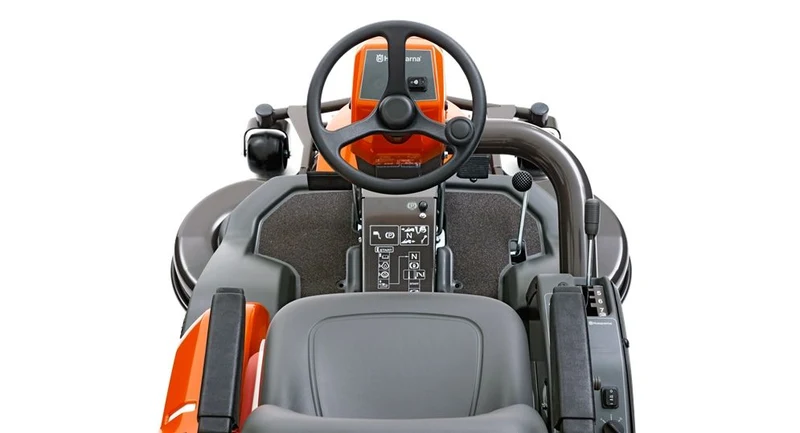 Trattorino con piatto frontale Husqvarna P 524
