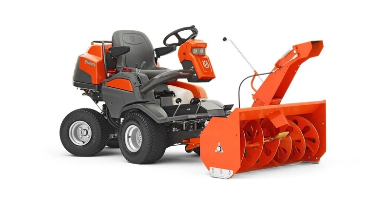 Trattorino con piatto frontale Husqvarna P 524