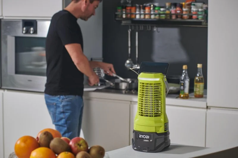Ryobi RY18BZA-0 - Lanterna insetticida a batteria 18V - solo corpo
